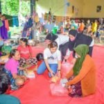 PKK Morut Bagikan Makanan ke Warga Terdampak Banjir di Bunta dan Tompira
