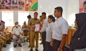 Serahkan SK PPPK Morut ke 236 Guru, Ini Pesan Bupati Delis