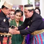 Silaturahmi ke Kedatuan Luwu, Bahtiar Baharuddin Dihadiahi Keris Sapukala