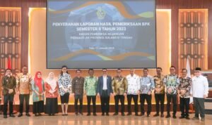 Foto bersama seusai penyerahan hasil laporan pemeriksaan kinerja dan pemeriksaan dengan tujuan tertentu (PDTT) semester II tahun 2023. (ist)