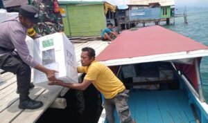 TNI Polri Kawal Pendistribusian Logistik Pemilu 2024 di Morowali dengan Perahu