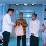 Safari Ramadhan di Mondowe, Bupati Morut Berikan Bingkisan ke Imam Masjid