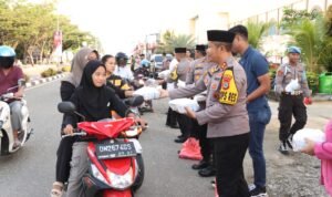 Hampiri Pengguna Jalan, Kapolres Morowali Bagi Takjil Depan Masjid Agung Funuansingko