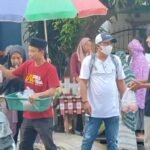 Jurnalis Palopo Bagi 1000 Takjil ke Pengendara di Jalan Andi Kambo