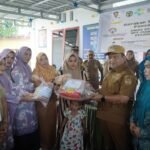 Pj Bupati Luwu Bagikan Paket Pangan Bergizi Kepada Balita Stunting