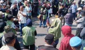 RT/RW Geruduk Kantor Wali Kota Palopo Tuntut Pembayaran Insentif 10 Bulan