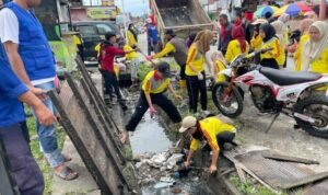 Peringati Hari Peduli Sampah Nasional, Mahasiswa KKNT UNCP Gelar Bakti Sosial di Tomoni