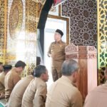 Bupati Ibas Janjikan Reward Umrah Bagi Kades yang Konsisten Salat Berjamaah di Masjid