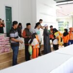 Jelang Idulfitri, Bupati Luwu Timur Bagikan Paket Lebaran untuk Petugas Kebersihan dan Tukang Ojek