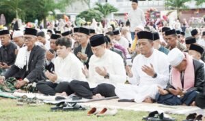 Bupati Luwu Laksanakan Sholat Idul Fitri di Belopa, Ajak Masyarakat Tingkatkan Silaturahmi dan Pererat Persaudaraan
