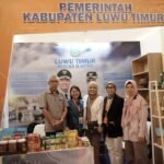 Batik Tenun Tradisional Taipa-Padoe Diborong Pengunjung, Produk UMKM Lutim Laris Manis di Expo Makassar