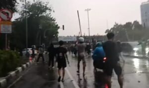 Pelajar dan Aparat Bentrok di Pejompongan, KRL Terganggu