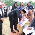 Bupati dan Wabup Lutim Serahkan Santunan kepada Janda Veteran Usai Upacara Hari Pahlawan