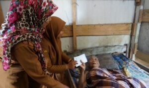 Wujud Kepedulian, Pemkab Lutim Layani Lansia Hingga ke Rumah